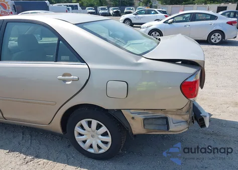 2005 Toyota Camry Le z USA, uszkodzony, nr VIN 4T1BE32K75U947672